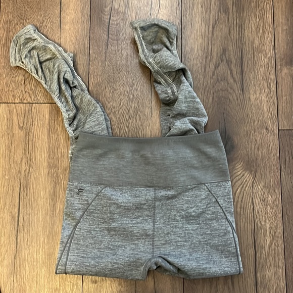 Fabletics grey rouched leggings size small - Picture 4 of 4